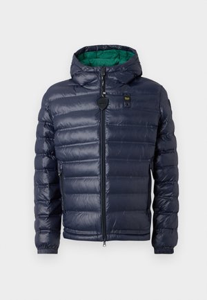 Chaqueta acolchada navy con capucha, diseño cosido, interior verde, cierre de cremallera y bolsillos laterales. Presenta una etiqueta con marca en el pecho.