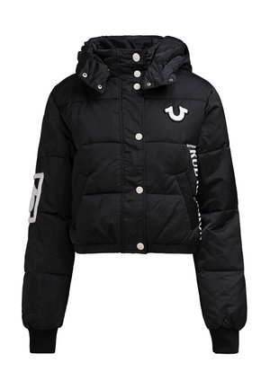 Zwarte pufferjack met een cropped ontwerp, voorzien van een capuchon, drukknopen, zijzakken en een geborduurd logo op de borst en mouw.