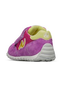 Sneaker viola in suede con accenti in mesh, dettagli gialli e logo bianco. Caratterizzato da una suola in gomma testurizzata e chiusura con cinturino regolabile.
