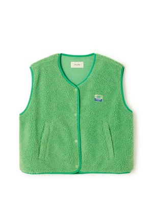 Chaleco verde sin mangas de forro polar con botones a presión, dos bolsillos delanteros y un pequeño parche rectangular en el pecho izquierdo.