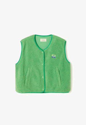 Chaleco verde sin mangas de forro polar con botones a presión, dos bolsillos delanteros y un pequeño parche rectangular en el pecho izquierdo.