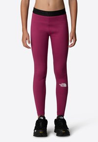 Leggings bordeaux con una vita elastica nera che presenta "THE NORTH FACE" in bianco. Design attillato, texture liscia, stile a lunghezza completa.