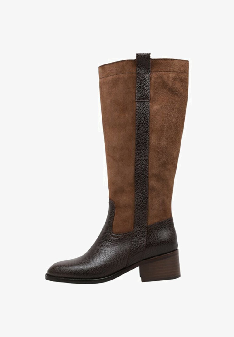 Bottes marron montantes en cuir lisse et en daim, avec une accent en cuir noir texturé et un talon empilé.
