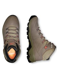 Bruine wandelschoenen met grijs en groene accenten, voorzien van een textuur bovenkant, een vetersysteem, een uitgesproken profiel en een gevoerde kraag.