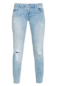 Jeans ajustados de un azul claro con detalles desgastados, que presentan una cremallera y bolsillos frontales. Hechos de denim, mostrando una textura suave.