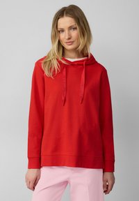 Rode hoodie met een trekkoord, lange mouwen en een relaxed fit. Gladde katoenen stof, met een logoaccent op de koorden. Gekocht met lichtroze broeken.