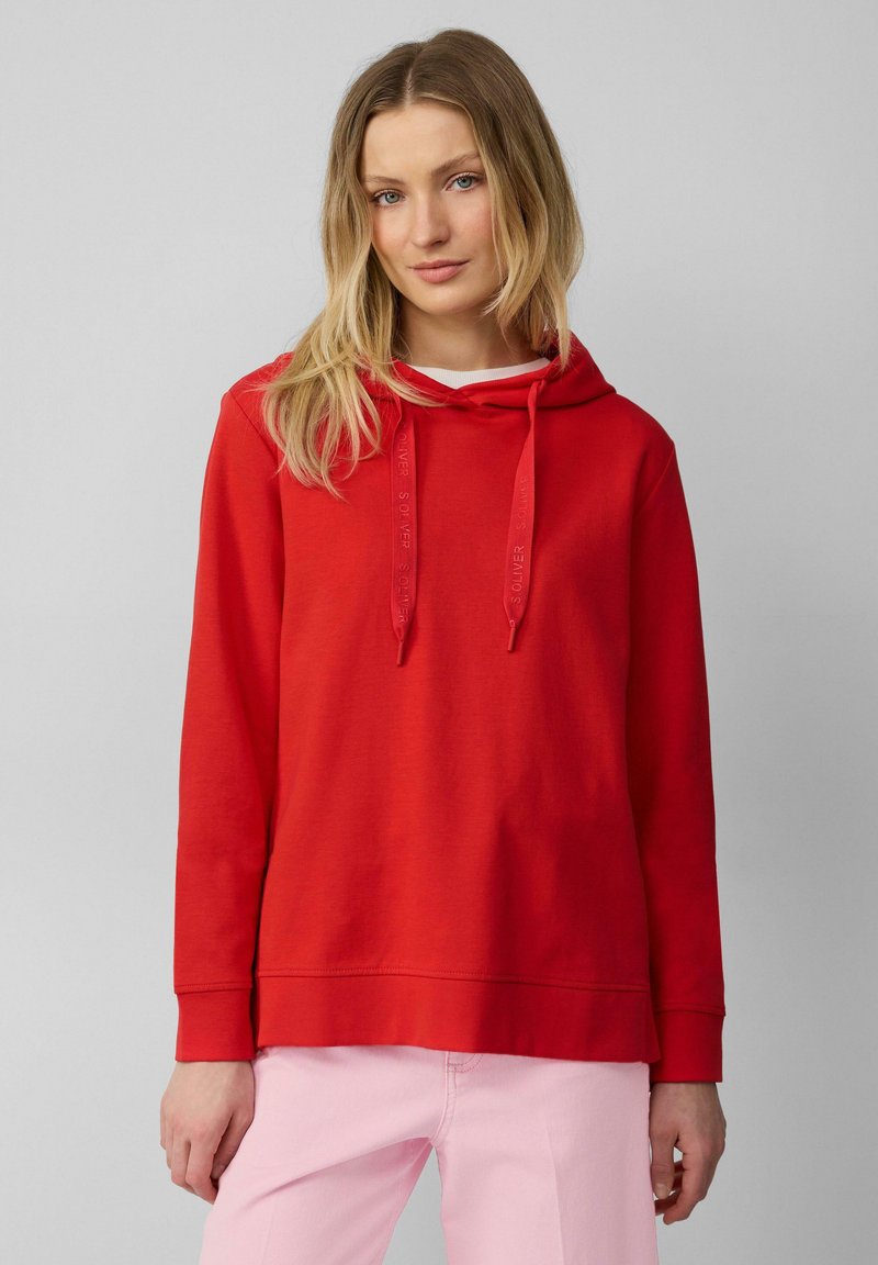 Rode hoodie met een trekkoord, lange mouwen en een relaxed fit. Gladde katoenen stof, met een logoaccent op de koorden. Gekocht met lichtroze broeken.