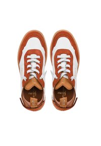 Sneaker bianchi e arancioni realizzati in materiali scamosciati e in pelle. Presentano una punta rotonda, lacci bianchi e una suola in gomma testurizzata con dettagli del logo.