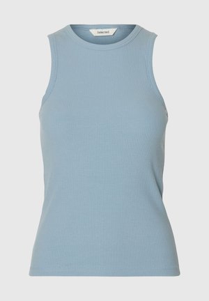 Světle modré tílko bez rukávů s žebrovanou texturou, kulatým výstřihem, přiléhavým střihem a štítkem "Selected" uvnitř límce.