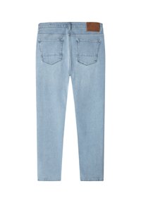 Lichtblauwe spijkerbroek met achterzakken en een bruin merkembleem op de tailleband, van achteren getoond op een witte achtergrond.