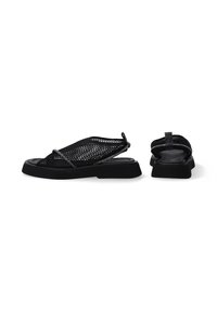 Zwarte gaas sandalen met een platte zool, voorzien van een gestructureerde bovenkant en een klein lusje bij de hiel voor gemakkelijk aan- en uittrekken.