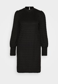 Vestido preto com um padrão texturizado em colmeia, gola alta, mangas bufantes longas e detalhe de costas em forma de gota. Design até a metade da coxa.