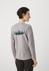 Patagonia DAILY GRAPHIC WATERS - Top dugih rukava - feather grey