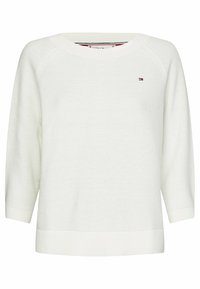 Vit stickad tröja med bred sjömanshals, trekvartsärmar och ribbad nederkant. Har subtil logo-detalj på bröstet.