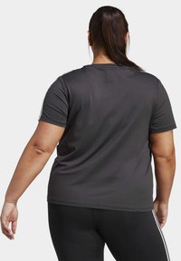 Mørkegrå sporty t-skjorte med korte ermer, rund hals og hvite vertikale striper på skuldrene. Mykt, glatt stoff.