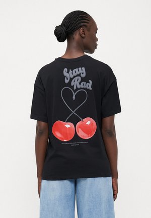 Schwarzes Baumwoll-T-Shirt mit einem grafischen Design, das zwei rote Kirschen zeigt, und dem Text "Stay Rad" in einer verspielten Schriftart auf der Rückseite.