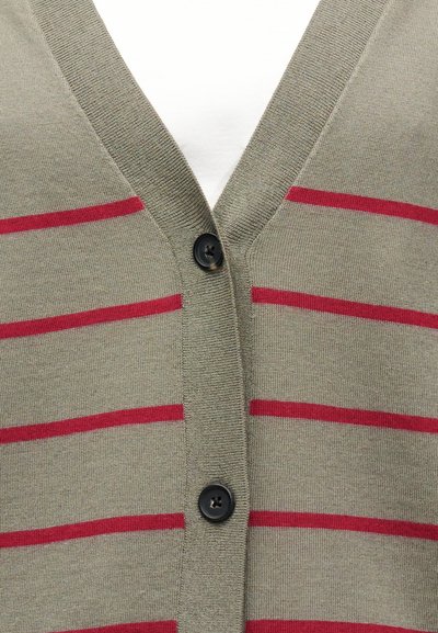 Πράσινη ζακέτα με κόκκινες οριζόντιες ρίγες, σχέδιο με V-λαιμόκοψη, δύο μαύρα κουμπιά στο μπροστινό μέρος, ριμπ στο λαιμό και τα μανίκια, λεία υφή.