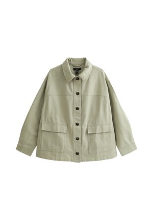 Giacca oversize verde oliva chiaro con maniche lunghe, chiusura frontale con bottoni, colletto e due grandi tasche frontali con patta.