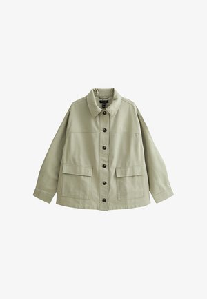 Giacca oversize verde oliva chiaro con maniche lunghe, chiusura frontale con bottoni, colletto e due grandi tasche frontali con patta.