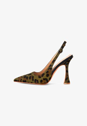 Zapato de tacón alto slingback con estampado de leopardo, punta afilada, parte superior de tela, acentos en negro y naranja, y un diseño de tacón ancho.