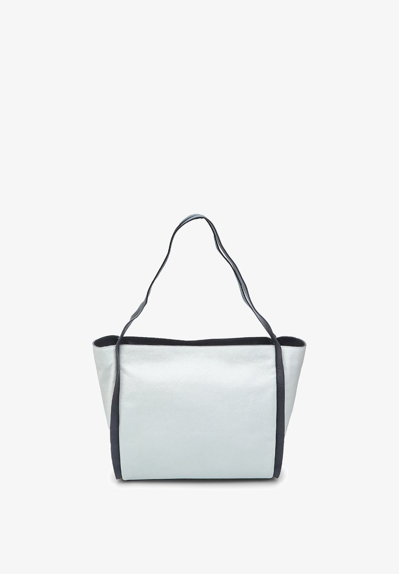 Kangaskassi kiiltävässä hopeanvärisessä tekonahassa mustilla yksityiskohdilla, jossa on leveä avotoppi, pitkät kahvat ja tilava suorakulmainen muoto.