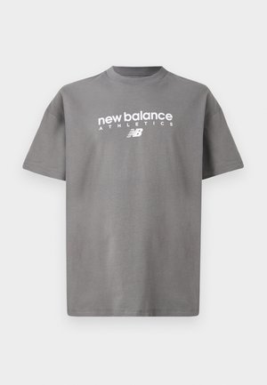 Grijs katoenen t-shirt met een ronde hals, korte mouwen en een witte "new balance ATHLETICS"-logo gedrukt op de voorkant.