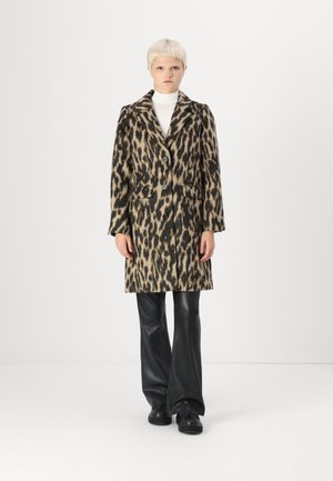 Abrigo de lana con estampado de leopardo, con cuello, dos botones y bolsillos frontales; combinado con pantalones de cuero negro y zapatos.