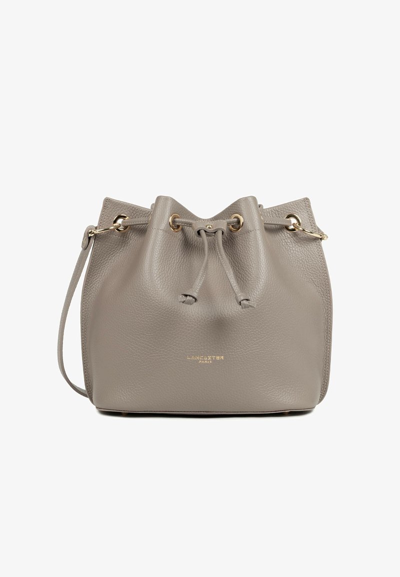 Sac seau en cuir gris avec fermeture à cordon, œillets dorés, bandoulière réglable, embossé du logo "LANCASTER PARIS".