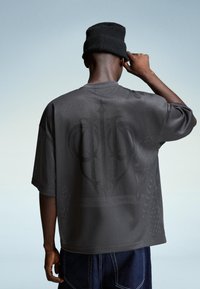 Bershka SHORT SLEEVE - Nyomott mintás póló - dark grey