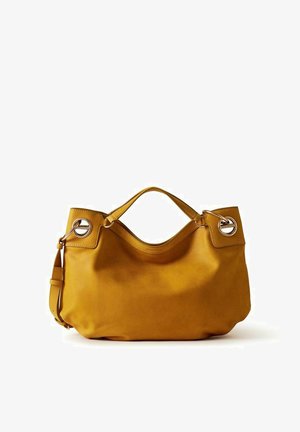 Borsa a mano in pelle giallo senape con manici corti, ferrature circolari color oro e tracolla staccabile su sfondo bianco.