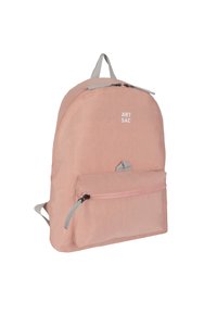 Rosa ryggsäck med rundad form, tillverkad av mjukt tyg, med en framficka med dragkedja, grå detaljer och vit text "ART SAC."