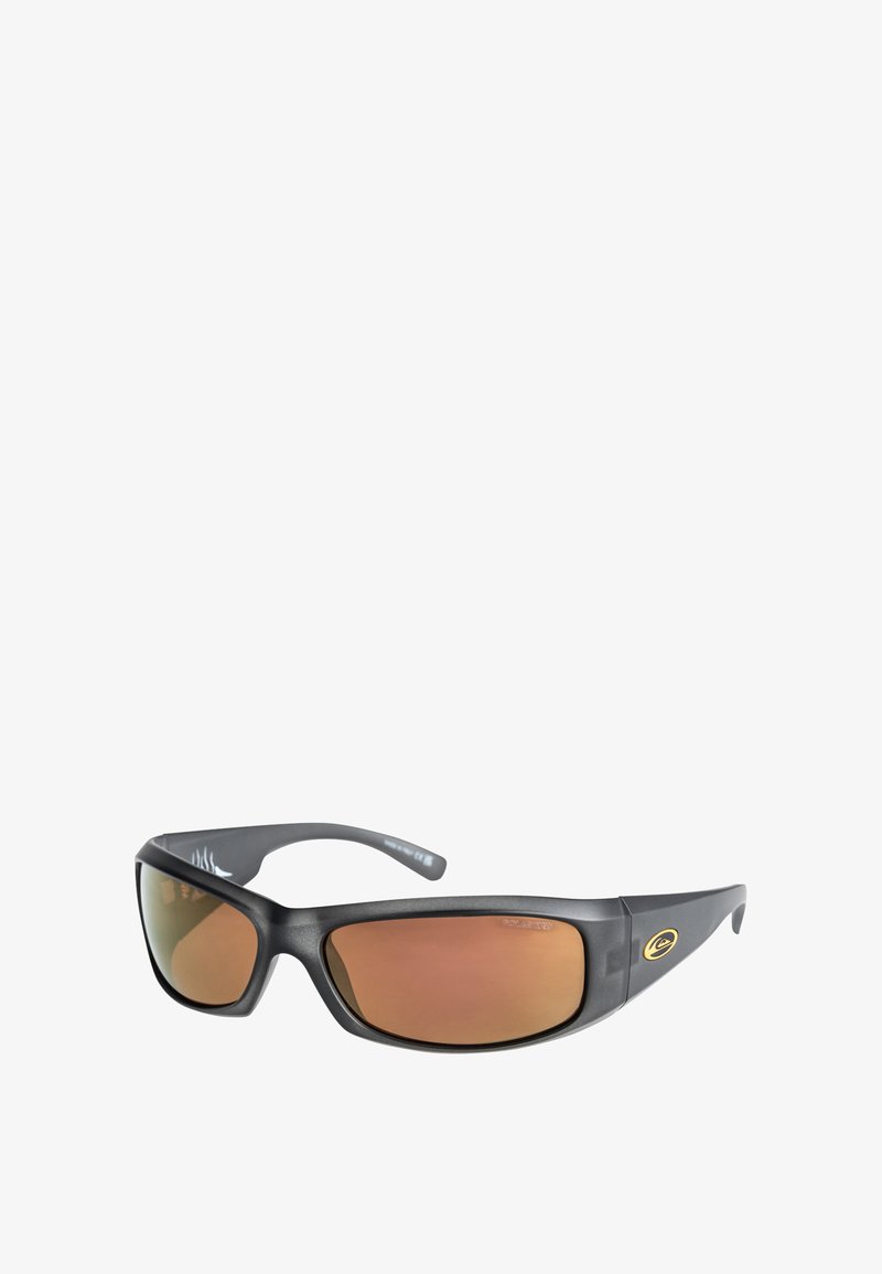 Zwarte sportzonnebril met een matte afwerking, bruin-getinte lenzen en gebogen pootjes. Kenmerkt een logo aan de zijkant en een slank, aerodynamisch ontwerp.