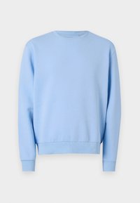 Ljust blå crewneck-tröja med lång ärm och ribbad fåll och nederkant, uppställd platt på en vit bakgrund.