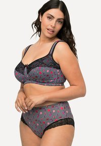 Zwart en roze gebloemd lingerieset met een geruit ontwerp en bloemenaccenten. De beha heeft kantafwerkingen en verstelbare bandjes.