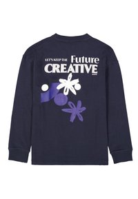 Marineblauw langemouwen T-shirt met een grafische print van de tekst "Laten we de toekomst CREATIEF houden" en kleurrijke abstracte vormen in paars en wit.