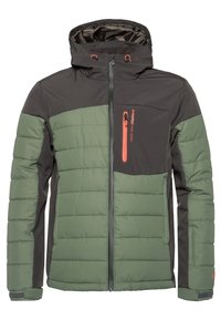 Plyšová bunda s kapucí, s tmavě šedou horní a zelenou spodní částí. Obsahuje oranžovou kapsu na hrudi na zip a šedé akcenty.