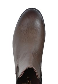 Brun lædersko med en glat overflade, rund tå og elastiske sidepaneler for nem påtagning. Minimalistisk design uden synlige udsmykninger.