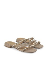 Beige schuin-sandalen met platte vierkante hakken, meerdere suède banden versierd met heldere en gouden rhinestones, gladde voetbed.