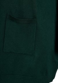 Tamsiai žalias megztinis su raštuotu tekstūru, stačiakampiu priekiu ir tvirtu prigludimu. Medžiaga atrodo švelni ir pintinė.