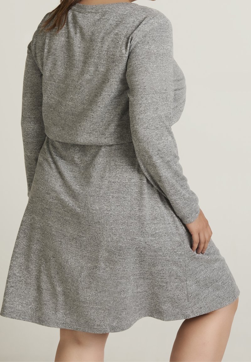 La robe t-shirt gris chiné est un essentiel casual