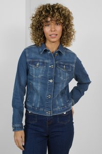 Chaqueta de mezclilla en lavado medio con cierre de botones, dos bolsillos en el pecho y bolsillos en las costuras laterales. Presenta un cuello clásico y costuras en contraste.