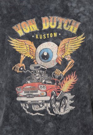 T-shirt graphique avec un tissu noir délavé et une impression colorée représentant une voiture hot rod, un œil ailé et le texte "VON DUTCH KUSTOM."
