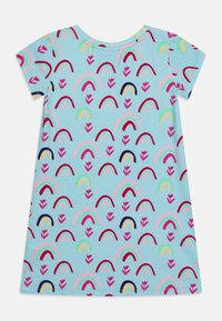 Světle modré bavlněné šaty s opakovaným vzorem duhy a květin v růžové, žluté a námořnické modři. Krátké rukávy a kulatý výstřih.