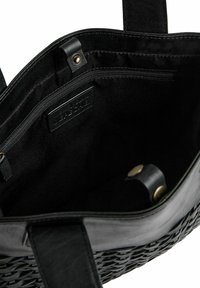 Borsa tote intrecciata nera con dettagli in pelle, dotata di un ampio interno, tasca interna con zip e chiusure a scatto. Texture liscia e design robusto.