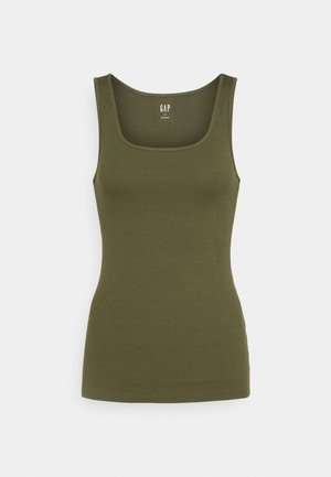 Olivengrøn ribbet tanktop med brede skulderstropper og kvadratisk udskæring, mærket med GAP-logo indeni kraven.