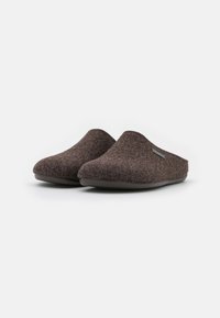 Zapatillas de felpa marrón con un diseño suave y redondeado y una parte trasera baja. Presentan una textura sutil y una suela de goma negra.