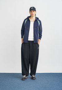 Nike Sportswear TECH JACKET - Felpa con zip - obsidian/clay green/black