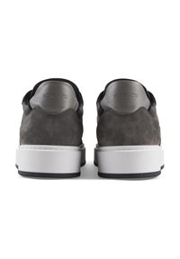 Sive suede tenisice s crnim detaljima, s ojačanim okvom i bijelim gumenenim potplatom koji ima teksturirani uzorak ispod. Brendirani logo na peti.