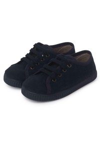 Granatowe zamszowe trampki z metalowymi oczkami, okrągłym czubkiem, płaską gumową podeszwą i sznurowadłami. Minimalistyczny design z miękką teksturą i niskim profilem.