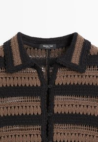 Gehäkeltes Hemd mit Knopfleiste, abwechselnd breite schwarze und braune horizontale Streifen und einem spitzen Kragen, mit dem Etikett Massimo Dutti.